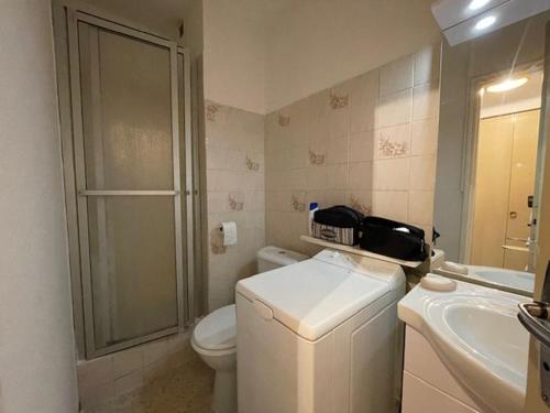 une salle de bain avec une douche, des toilettes et un lavabo dans l'établissement 087 CAP CITY CAP D'AGDE Studio proche commerce 4 personnes avec parking, au Cap d'Agde