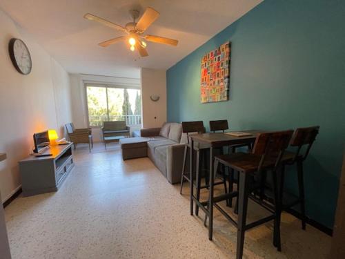 un salon avec un canapé et une table dans l'établissement 087 CAP CITY CAP D'AGDE Studio proche commerce 4 personnes avec parking, au Cap d'Agde