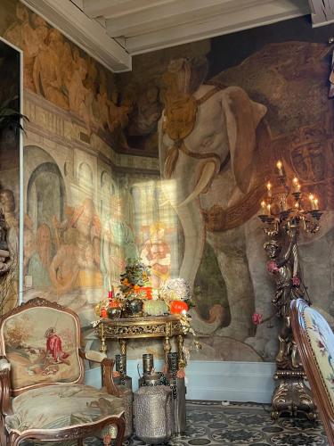 a room with a wall with a mural of an elephant at La Rebière d'Or, B&B et Gîte in Mouleydier