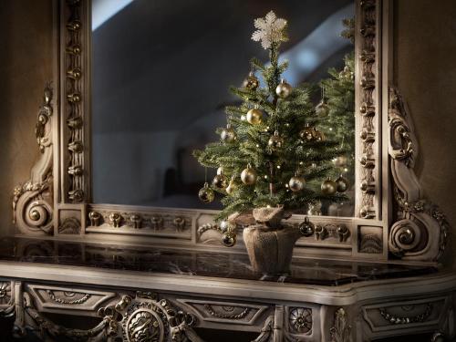 a christmas tree in front of a mirror at Lichtenstein LVA Apartmán in Břeclav