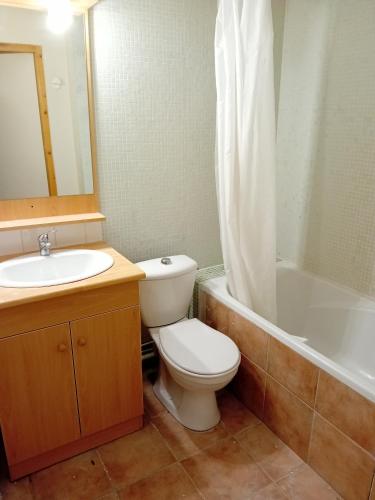 une salle de bain avec toilettes, lavabo et baignoire dans l'établissement Terrasses E 309 PARC NAT VANOISE appart 6 pers, à Val Cenis