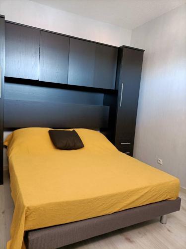 une chambre avec un lit avec une tête de lit noire dans l'établissement Appartement T2 - 2 a 4 Personnes - Vue sur Mer - 4CAPE2N10, à Narbonne-Plage