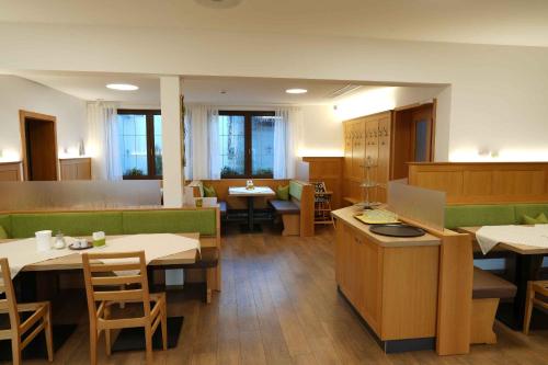 Restaurace v ubytování Hotel Gasthof Mūller