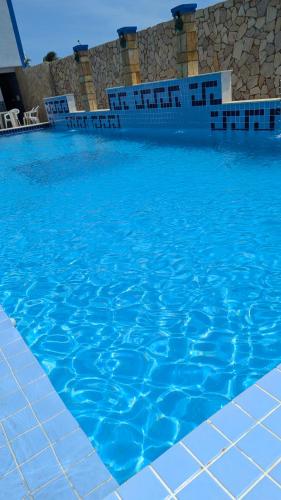 a large blue swimming pool with blue water at Hotel Paraiso Maragogi LTDA in Maragogi