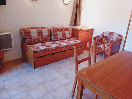 a living room with a couch and a table at Terrasses E 305 PARC NAT VANOISE appart 6 pers in Val Cenis