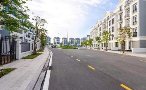 an empty street in a city with buildings at MiniRoom 1 khách tại Vinhome Grand Park in Ho Chi Minh City