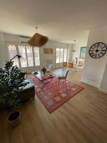 Beautiful - Balcony - Close train and port