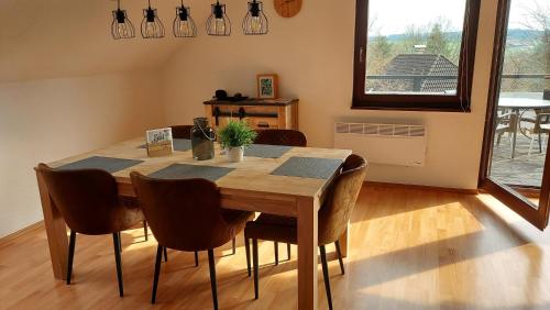 einen Esstisch und Stühle in einem Zimmer in der Unterkunft Am Sternberg 227 in Frankenau