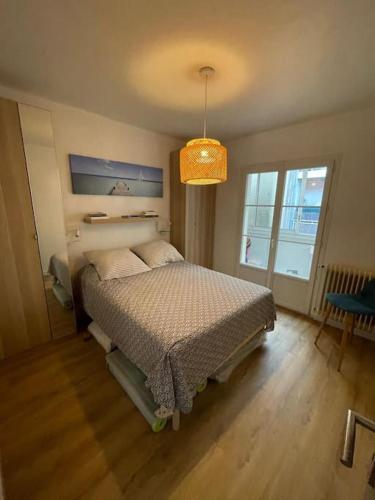 - une chambre avec un lit et une lampe pendant dans l'établissement Beautiful - Balcony - Close train and port, à Toulon