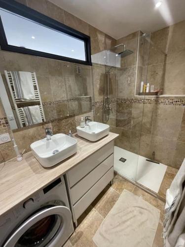 une salle de bain avec un lavabo et une machine à laver dans l'établissement Beautiful - Balcony - Close train and port, à Toulon