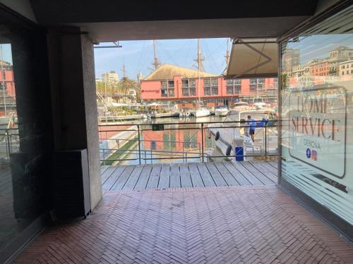 - Vistas al puerto deportivo a través de una puerta de cristal en Bilocale sull'acqua al Porto Antico, en Génova