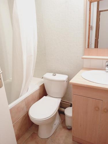 une salle de bain blanche avec des toilettes et un lavabo dans l'établissement Terrasses E 404 PARC NAT VANOISE appart 6 pers, à Val Cenis