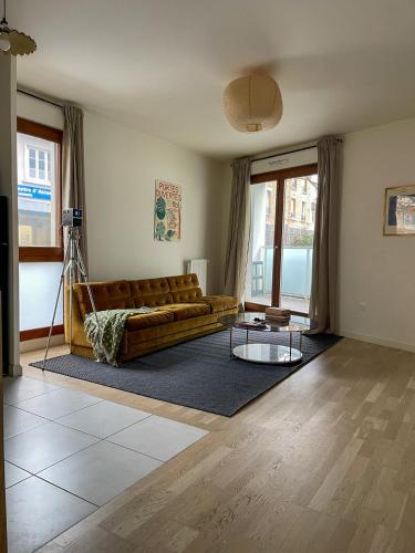 Colorful minimalist apartment 10min away from Paris