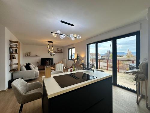 une cuisine et un salon avec une grande fenêtre dans l'établissement Le Havre de Paix - Proche Obernai - Gite 4 étoiles - Terrasse & Parking privés, à Meistratzheim