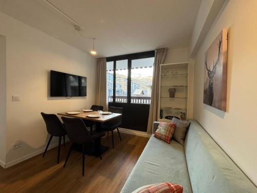 un salon avec un canapé et une table dans l'établissement RPP A115 - Skis aux pieds, 4 pers, 2 chambres, à Tignes