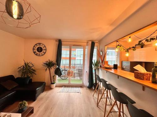 a living room with a bar and a couch at Chic & Spacieux-Paris à porte-Au pied du Métro 14 in Saint-Ouen