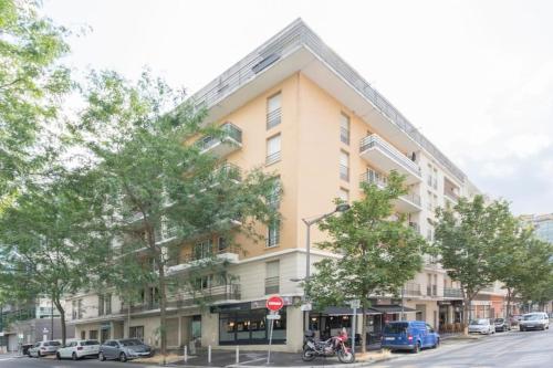 a building on a street with cars parked in front of it at Chic & Spacieux-Paris à porte-Au pied du Métro 14 in Saint-Ouen