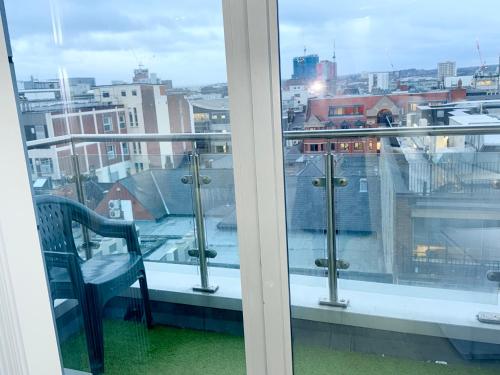 Balkón nebo terasa v ubytování Winner of 2025 Traveller Award - 2 double bed room suite in heart of Leeds city centre with Netflix & WiFi
