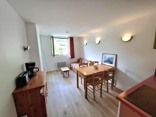 un salon avec une table et un canapé dans l'établissement Terrasses F 004 PARC NAT VANOISE appart 6 pers, à Val Cenis