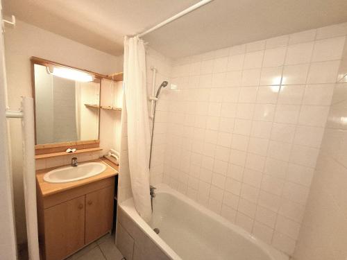 une salle de bain avec une baignoire, un lavabo et une douche dans l'établissement Terrasses F 004 PARC NAT VANOISE appart 6 pers, à Val Cenis