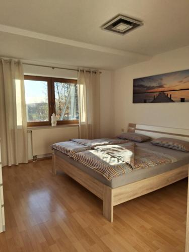 Un dormitorio con una cama grande en una habitación. en Schönblick, en Freudenstadt