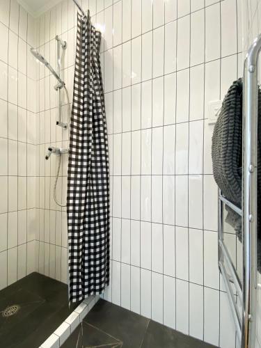 a black and white shower curtain in a bathroom at Cosy family house in Massey with Good View in Auckland