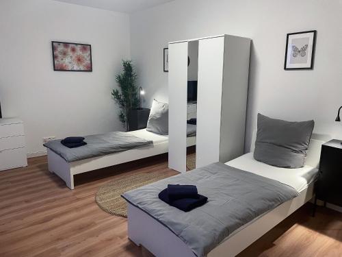 a living room with two beds and a mirror at bookandstay24 Die-burg 4 Zimmerwohnung mit Küche und Balkon bei Darmstadt, Frankfurt, RheinMain Gebiet in Dieburg