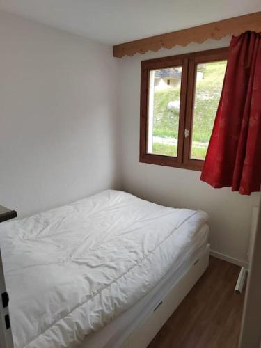 une petite chambre avec un lit et une fenêtre dans l'établissement RPP B95- Tignes Val Claret skis aux pieds départ Gde Motte, à Tignes