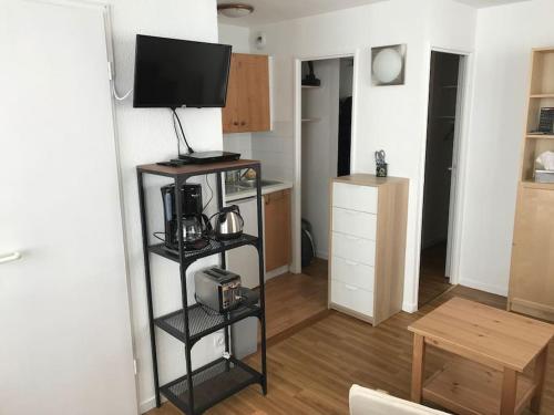 Cet appartement comprend un salon et une cuisine équipée d'une télévision. dans l'établissement RPP B95- Tignes Val Claret skis aux pieds départ Gde Motte, à Tignes