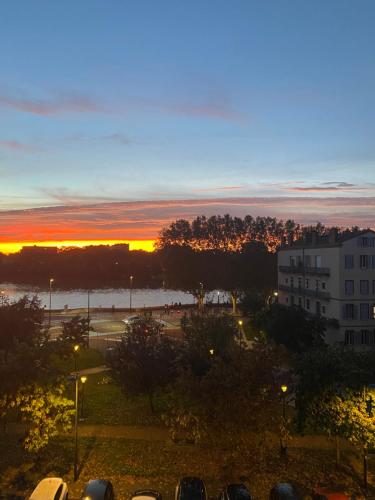 - une vue sur un parking au coucher du soleil dans l'établissement Apparemment Toulouse centre, à Toulouse