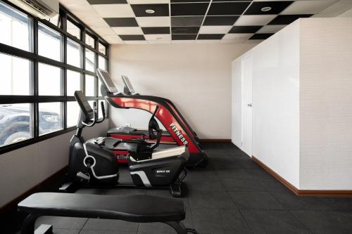 Fitness centrum a/nebo fitness zařízení v ubytování Kekehyu Business Hotel