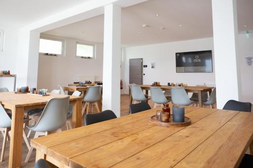 a dining room with wooden tables and chairs at Lieblingsquartier Sankt Andreasberg Studio 9 in Sankt Andreasberg