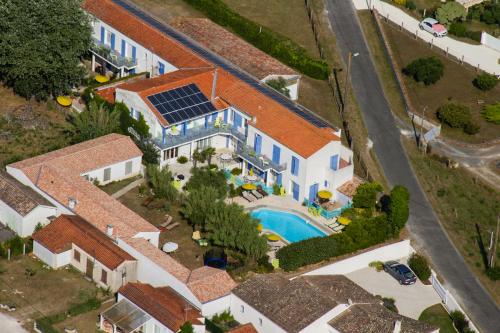 eine Luftaufnahme eines Hauses mit Swimmingpool in der Unterkunft Atlantic Hôtel in Saint-Pierre-dʼOléron