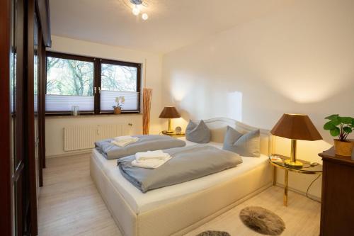 ein Schlafzimmer mit einem Bett mit zwei Kissen in der Unterkunft Bismarckstraße 27 in Bad Sachsa