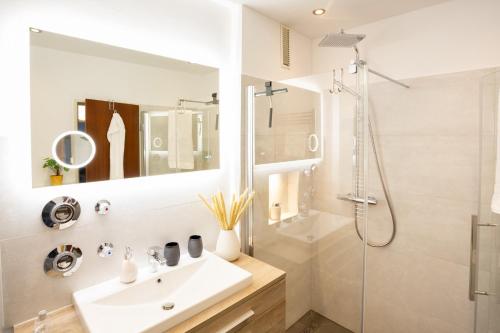 ein Badezimmer mit Waschbecken und Dusche in der Unterkunft Bismarckstraße 27 in Bad Sachsa
