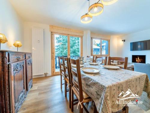 une salle à manger avec une table et des chaises dans l'établissement Appartement au pied des pistes, à Megève