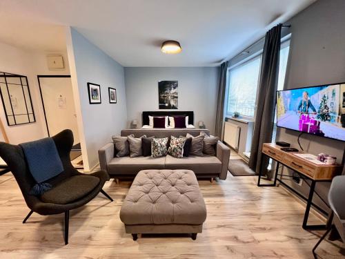 Televisyen dan/atau pusat hiburan di BL - The Executive Suite, Boru - 24hr Self Check-in, Free Private Parking, Balcony with Mountain View, 5 minute walk to City Center
