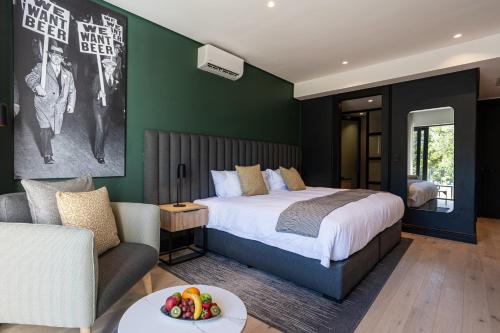Postel nebo postele na pokoji v ubytování Franschhoek Hotel