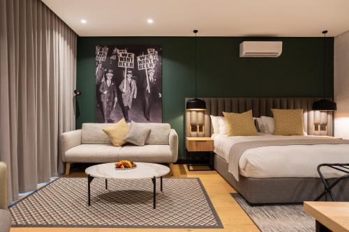 Postel nebo postele na pokoji v ubytování Franschhoek Hotel