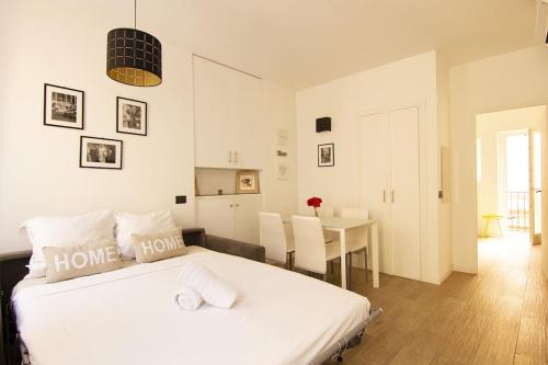 - une chambre blanche avec un lit et une salle à manger dans l'établissement Magnifique T2 au cœur de Cannes, à Cannes