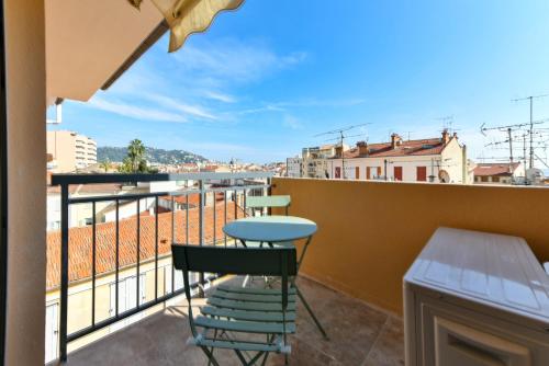 L'ALIZEE avec jolie terrasse vue sur la ville, charmant studio dans le centre de Cannes
