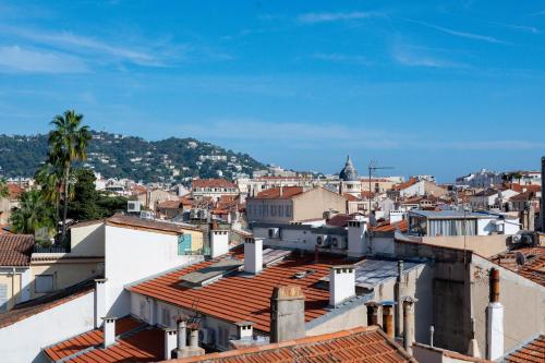 une vue sur une ville depuis les toits des bâtiments dans l'établissement L'ALIZEE avec jolie terrasse vue sur la ville, charmant studio dans le centre de Cannes, à Cannes