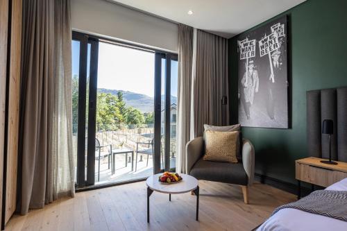 Postel nebo postele na pokoji v ubytování Franschhoek Hotel