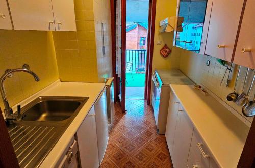 een keuken met een spoelbak en een aanrechtblad bij Armonia 13 - Pieno Centro in Roccaraso