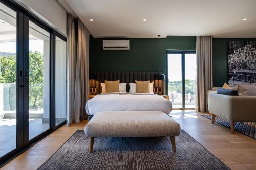 Postel nebo postele na pokoji v ubytování Franschhoek Hotel