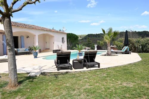 une terrasse avec 2 chaises longues et une piscine dans l'établissement Mon Rêve, à Salernes