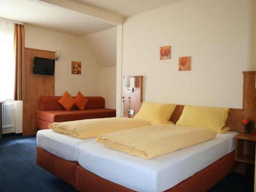 Postel nebo postele na pokoji v ubytování Hotel Schützen