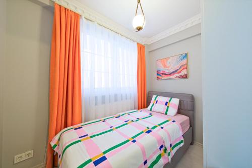 Postel nebo postele na pokoji v ubytování Taksim İstiklalin Kalbinde Konforlu Daire Netflix Wifi