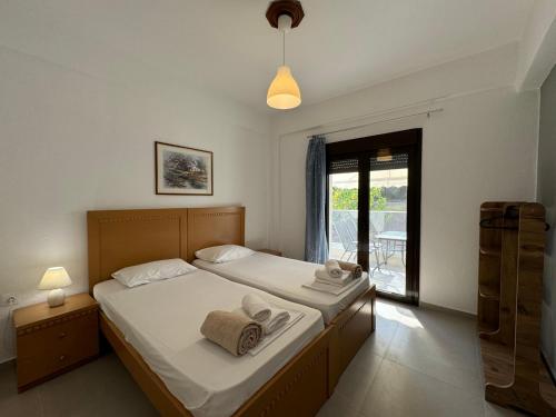 una camera da letto con un letto con asciugamani sopra di Makis House a Nikiti