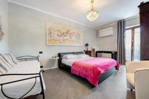 a bedroom with a bed with a pink blanket at Appartamento Piccolo Principe in Moniga